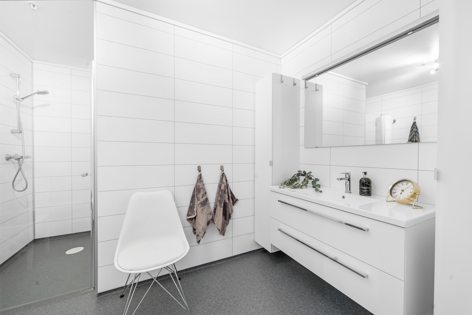 Moderne bad med ny vask på servant i 2024. Galleribilde