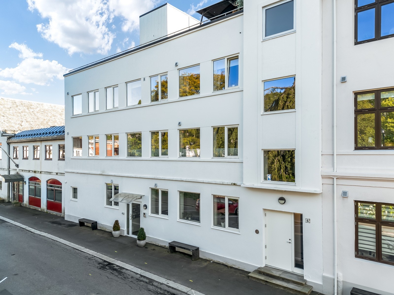 Bygget er godt vedlikeholdt med årene. Felleskostnader inkluderer vedlikehold av bla. trapp- og vindusvask, alle service avtaler, strøm mm. Se salgsoppgave for mer info. Galleribilde