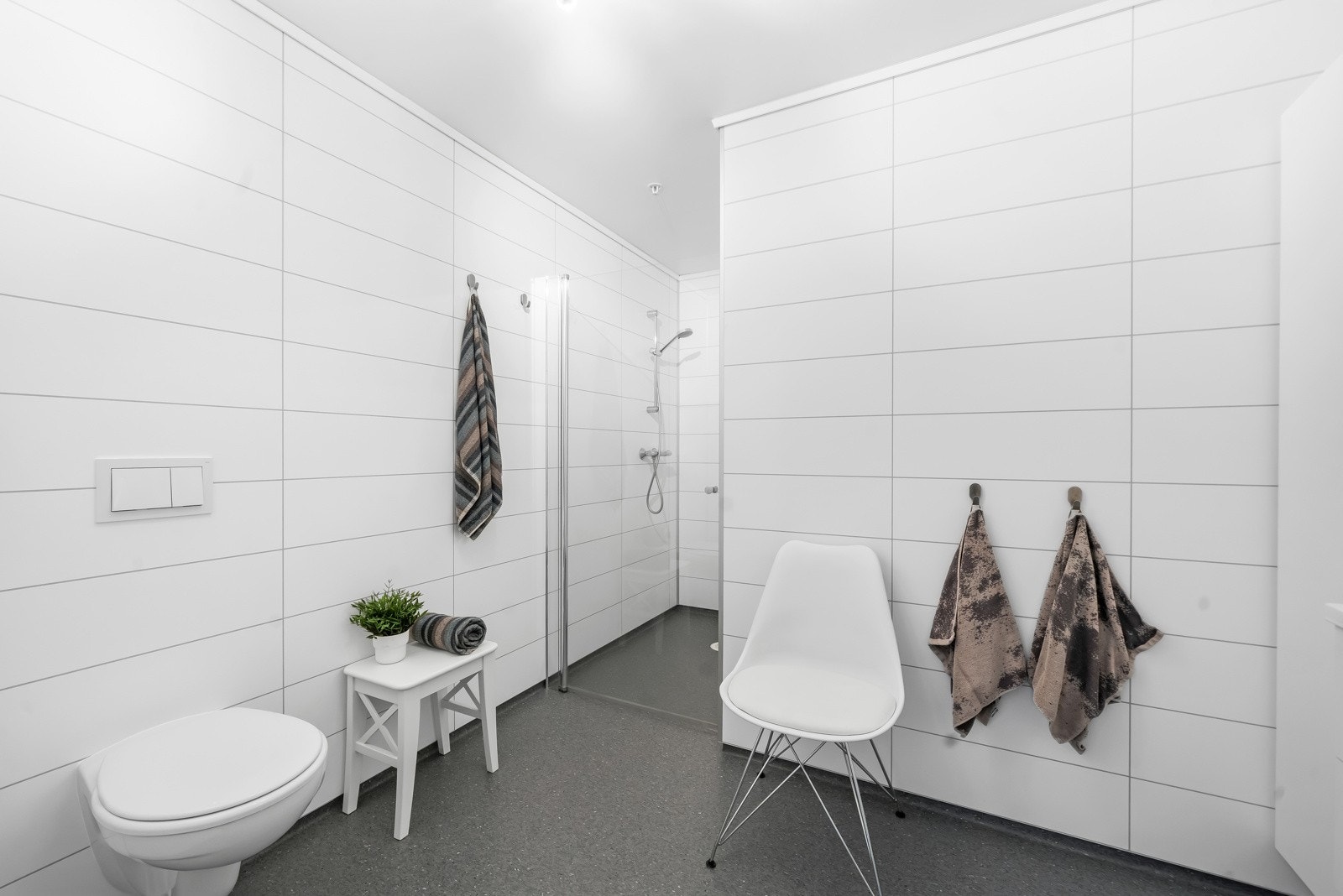 Usjenert dusjhjørne og veggmontert toalett. Galleribilde