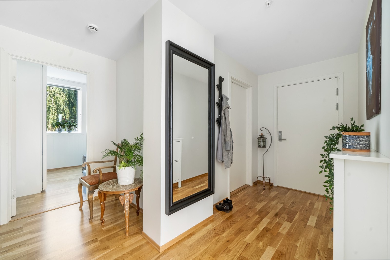 Innbydende gang med parkett i god stand. Galleribilde