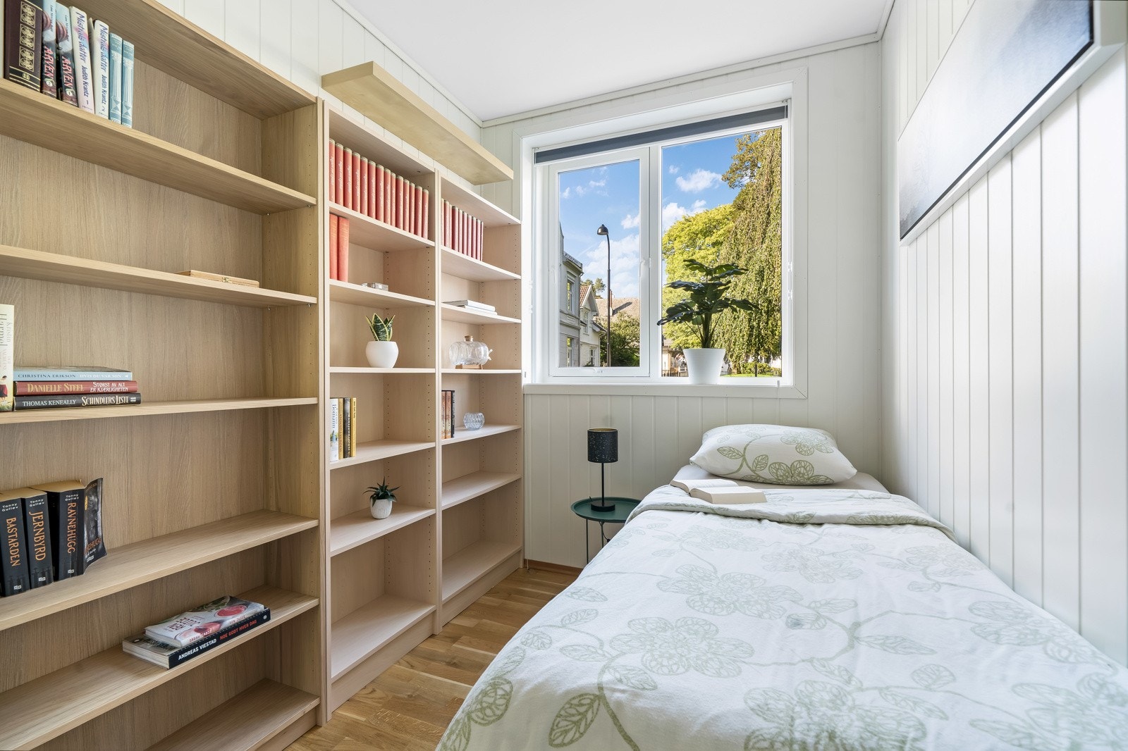 Soverom 2. Stor hylleseksjon - Mulighet for klesskap. Galleribilde