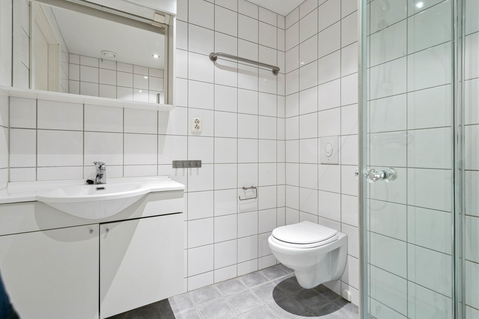 Arealeffektivt utstyrt med dusjhjørne, varme i gulv og opplegg til vaskemaskin. Galleribilde