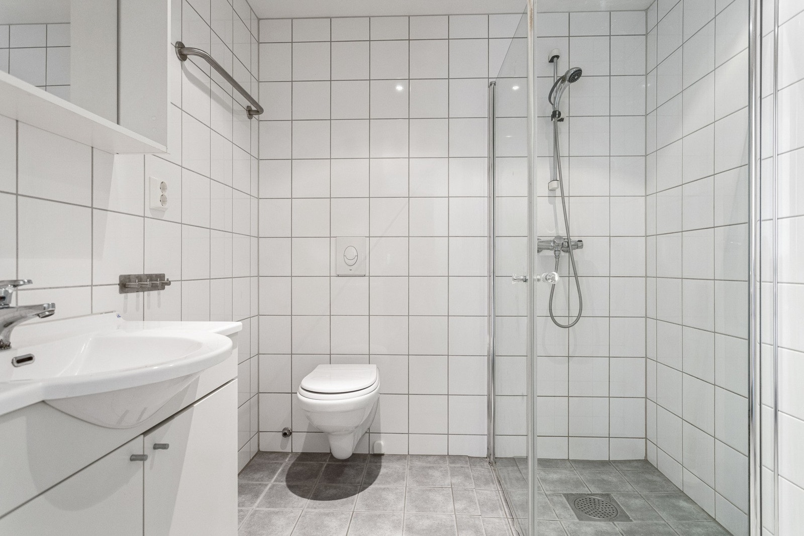 Flislagt baderom fra bygge år som er på ca. 3,7 kvm. Galleribilde