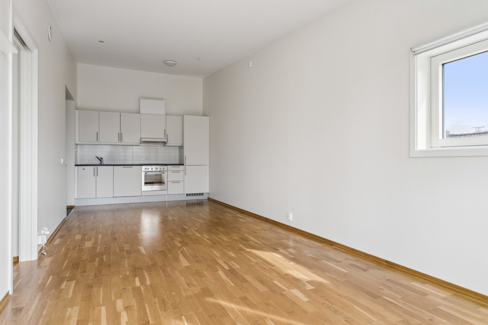 Boligen har en romslig og åpen stue/kjøkken løsning på ca. 23,6m². Galleribilde