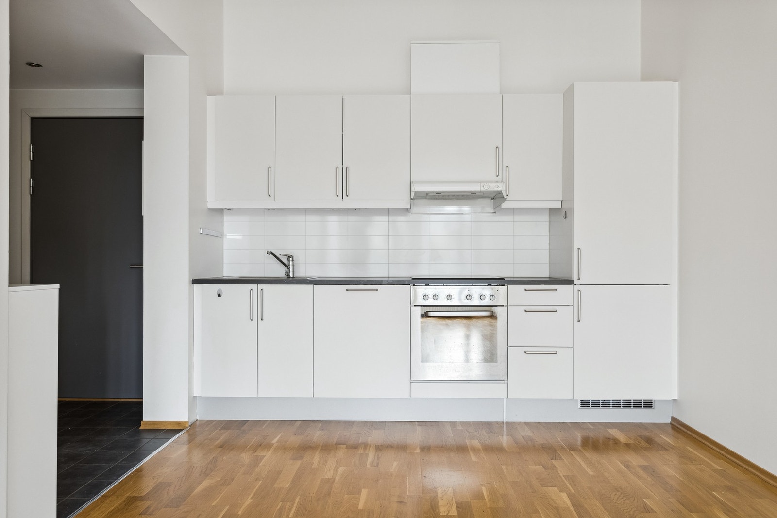 Kjøkken med integrerte hvitevarer. Integrert platetopp, stekeovn, oppvaskmaskin og kjøl/fryseskap. Galleribilde