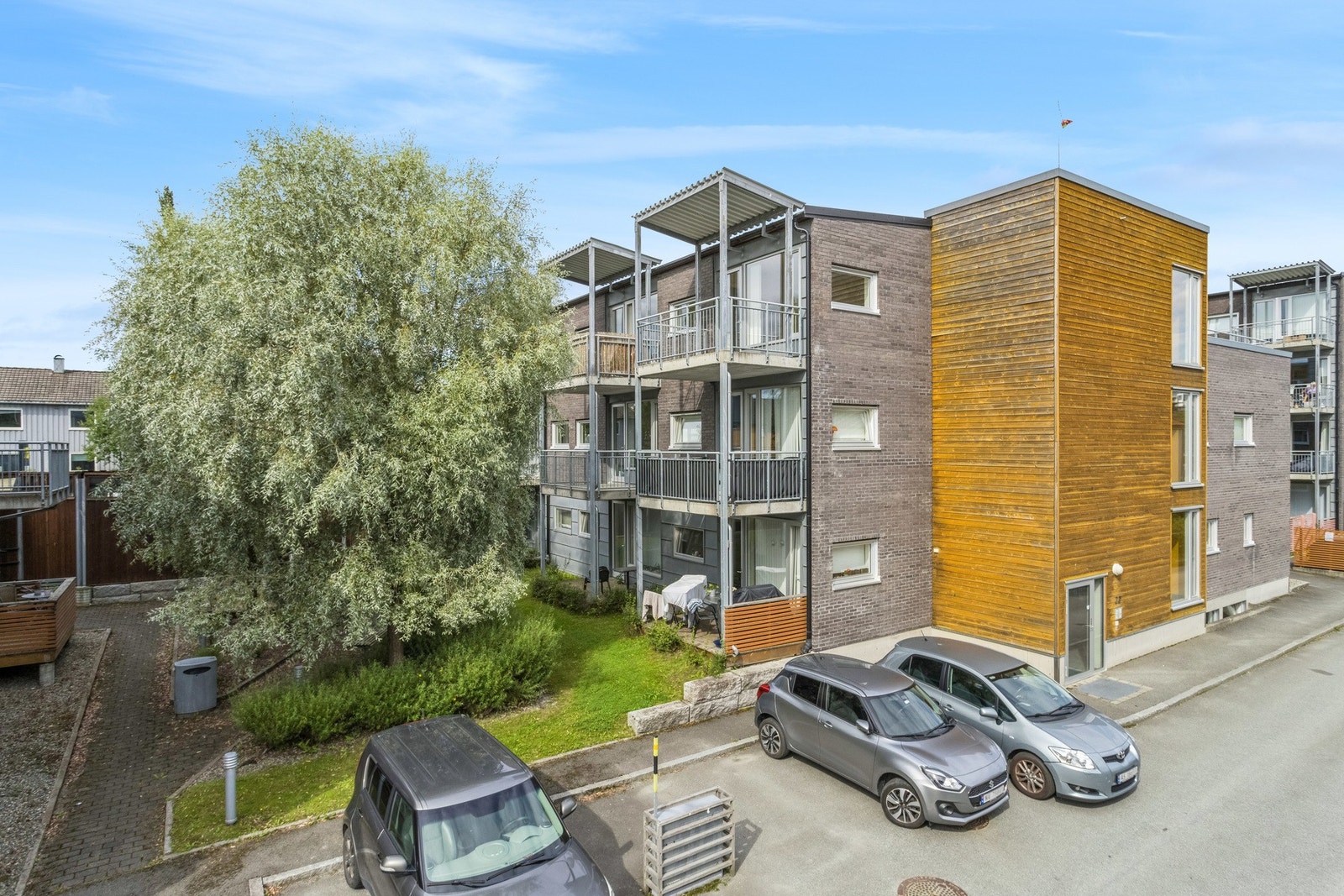 Det er felles uteparkering som hører til velforeningen som beboerne kan benytte seg av. Galleribilde