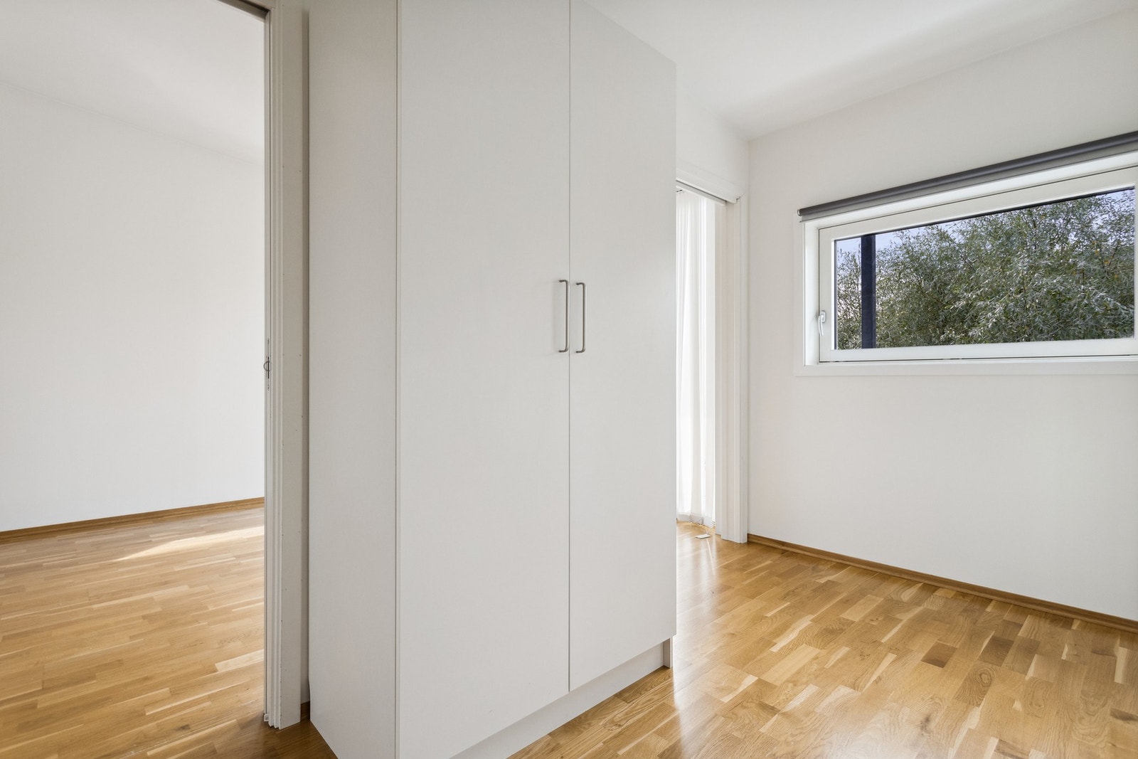 Soverom med garderobeskap. Galleribilde