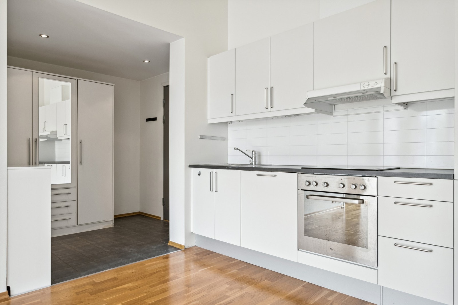 Fint inngangsparti innredet med garderobeskap. God plass til å henge fra seg yttertøy og sko. Galleribilde