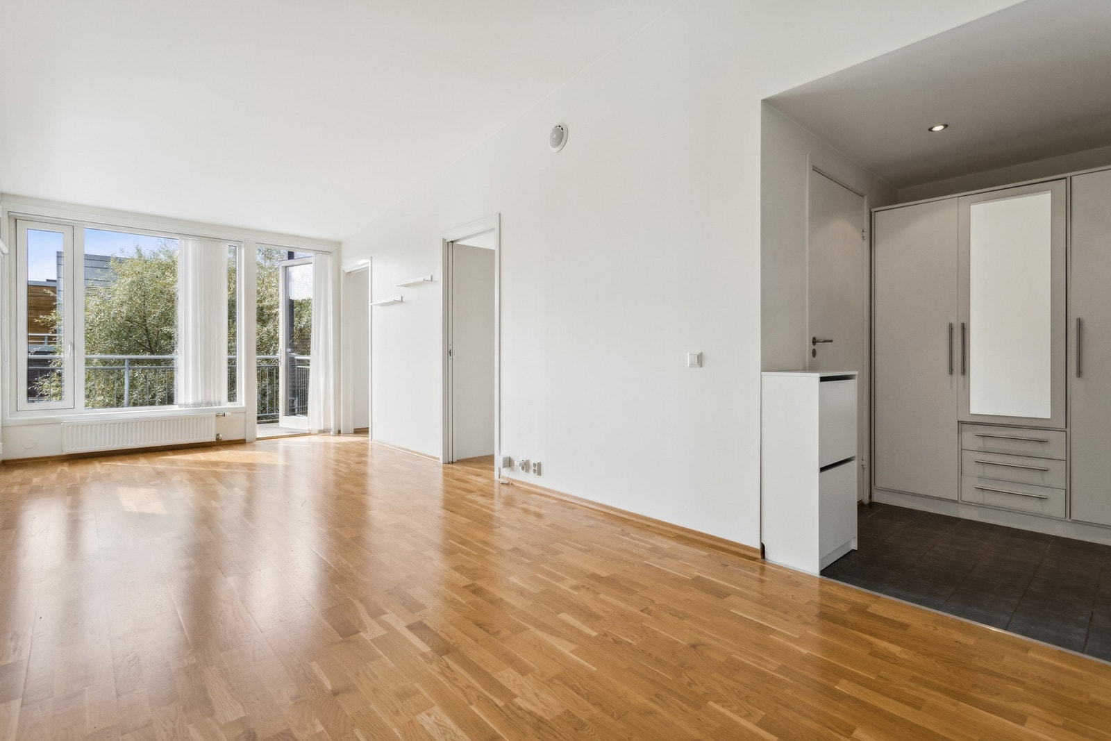 Stuen har store vindusflater. Galleribilde