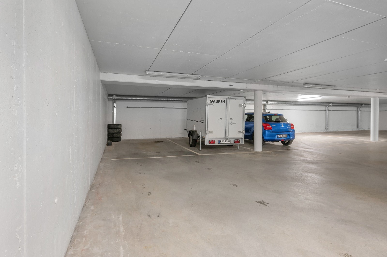 Til leiligheten medfølger denne parkeringsplassen i lukket garasjenanlegg. Galleribilde