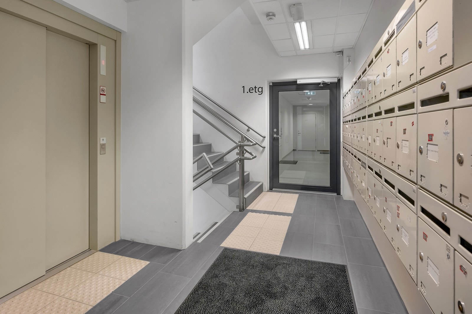 Meget trivelig felles inngangsparti med heis. Galleribilde