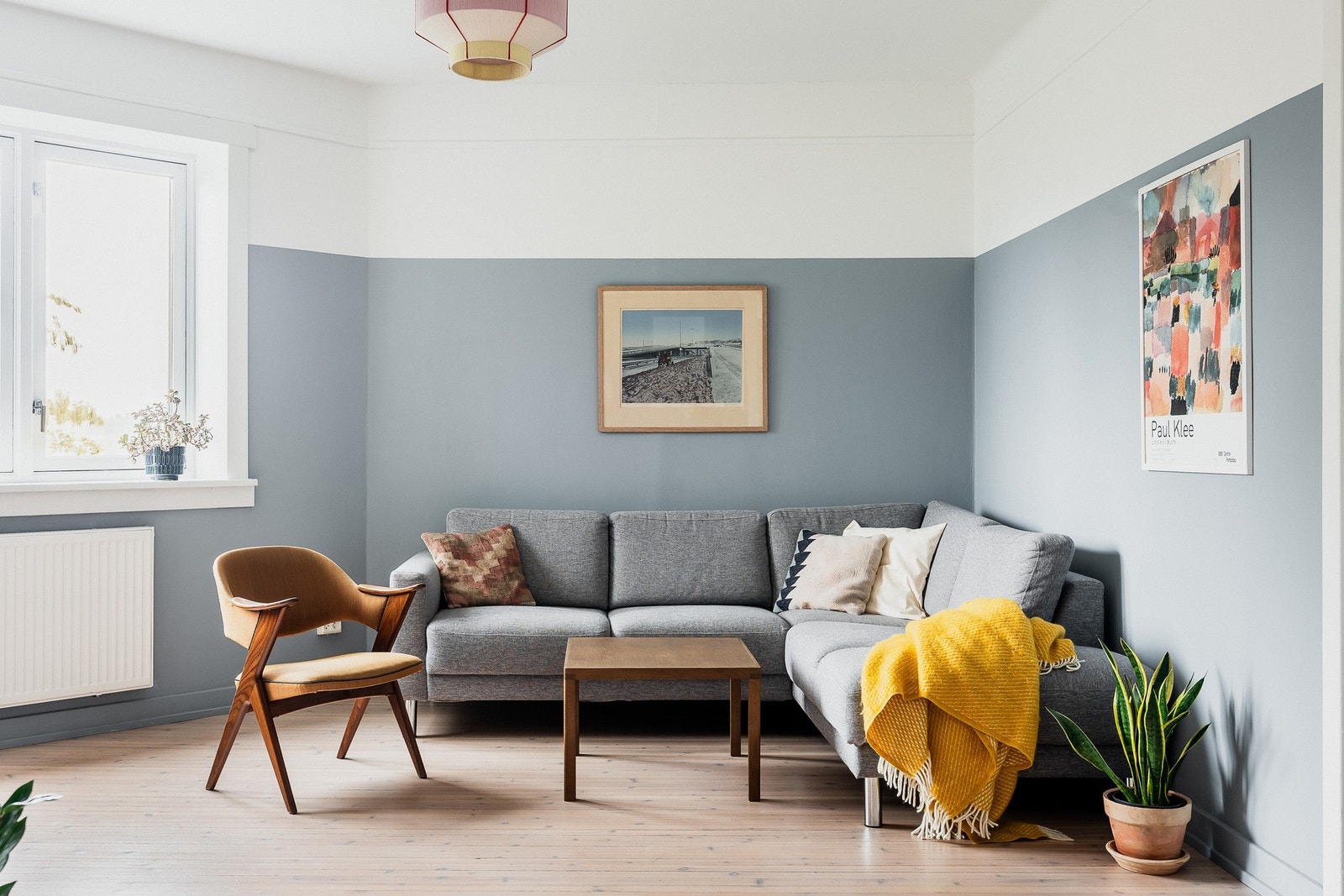 Stuen har god plass til sofa og stuebord. Galleribilde
