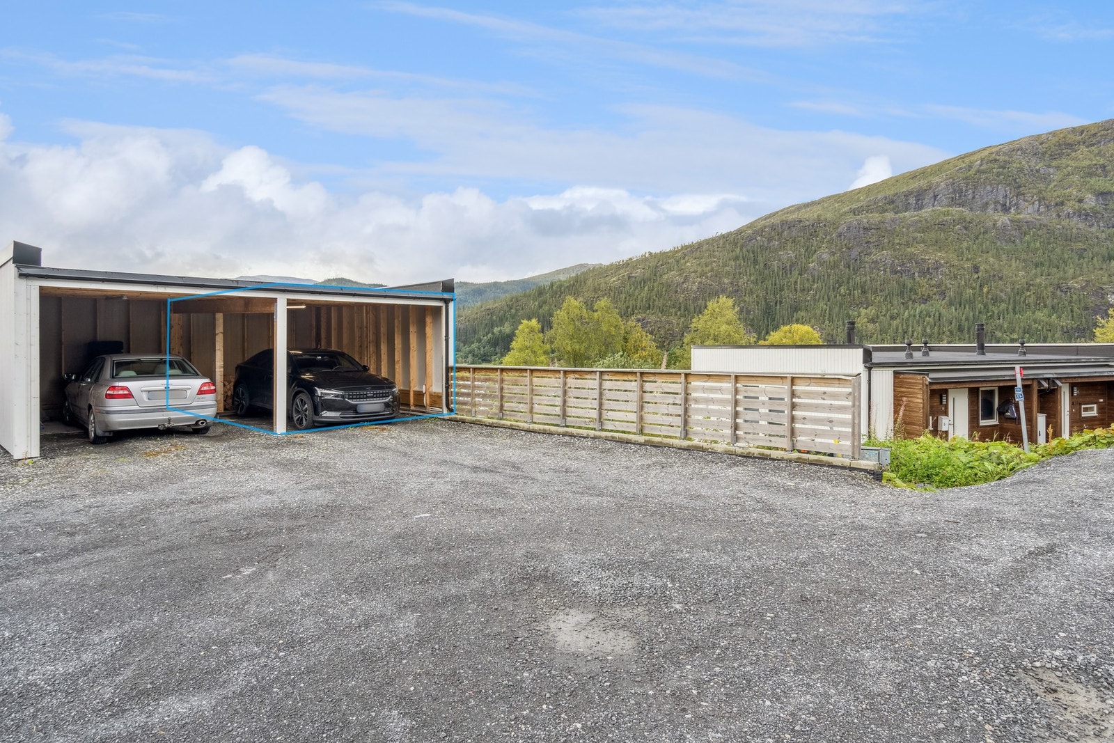 Andelen disponerer carporten til høyre, som blir nærmest boligen. Her er det også lys og stikkontakt. Galleribilde