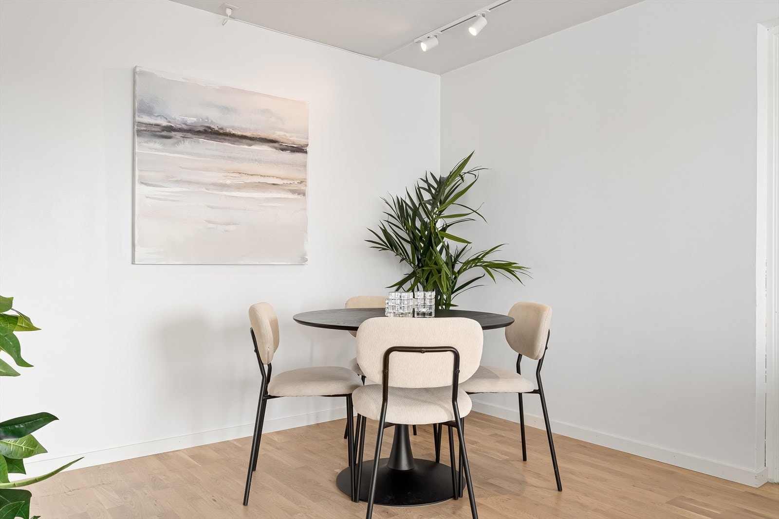 Fin plass til spisebord - Her kan du invitere gode venner til et bedre måltid Galleribilde