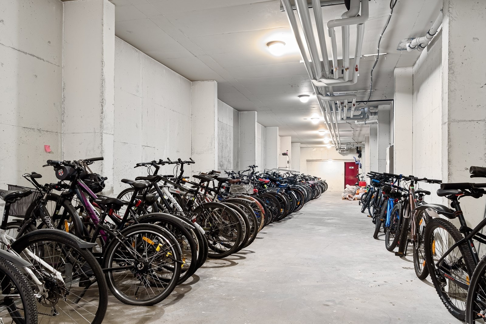 Felles rom til parkering av sykler Galleribilde