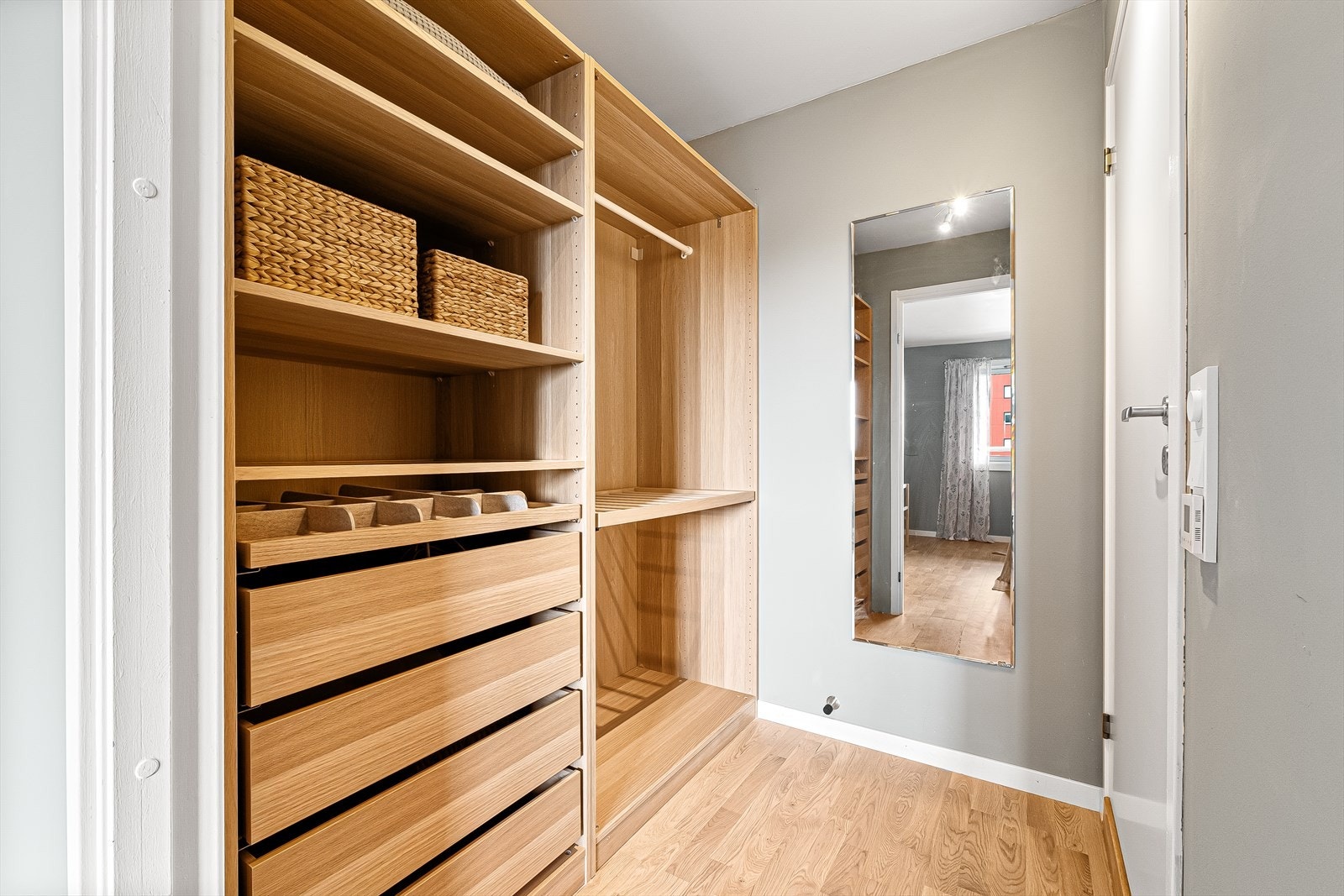 Fra soverommet har du tilgang til eget walk-in og baderom Galleribilde
