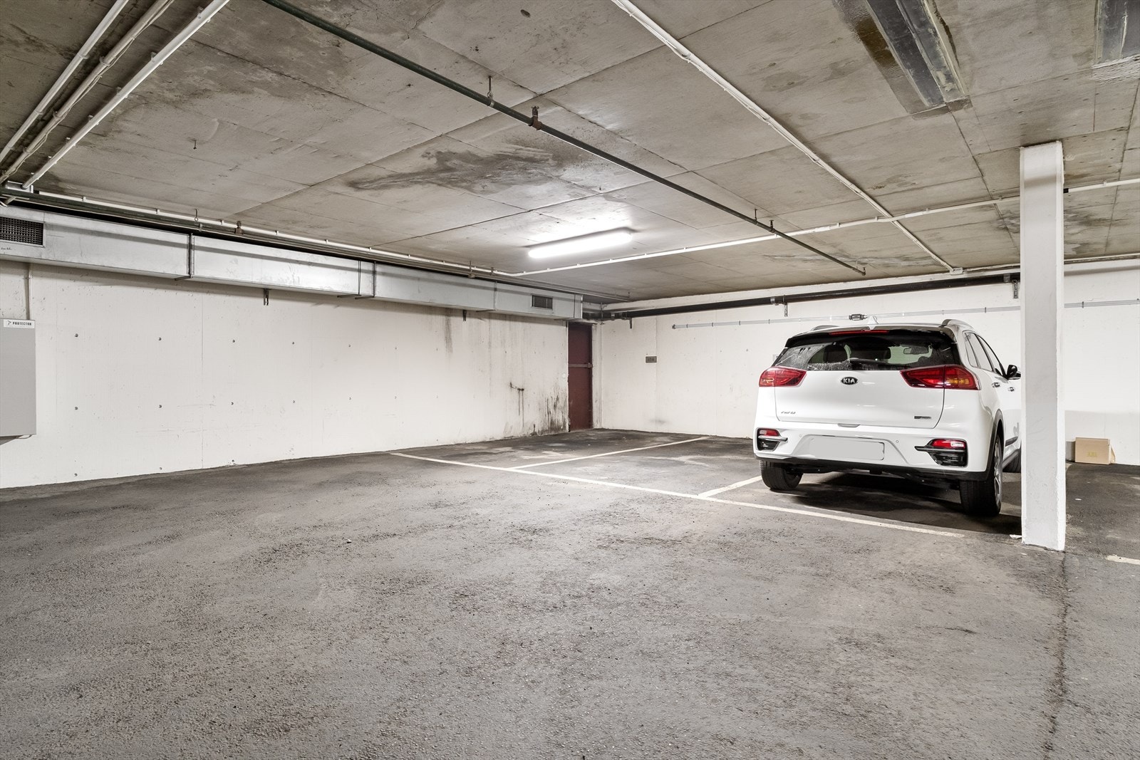 En parkeringsplass i felles garasjeanlegg følger boligen - Kjøreadkomst til plassen er via felles garasjeport, Det er heis rett opp til etasjen. Galleribilde