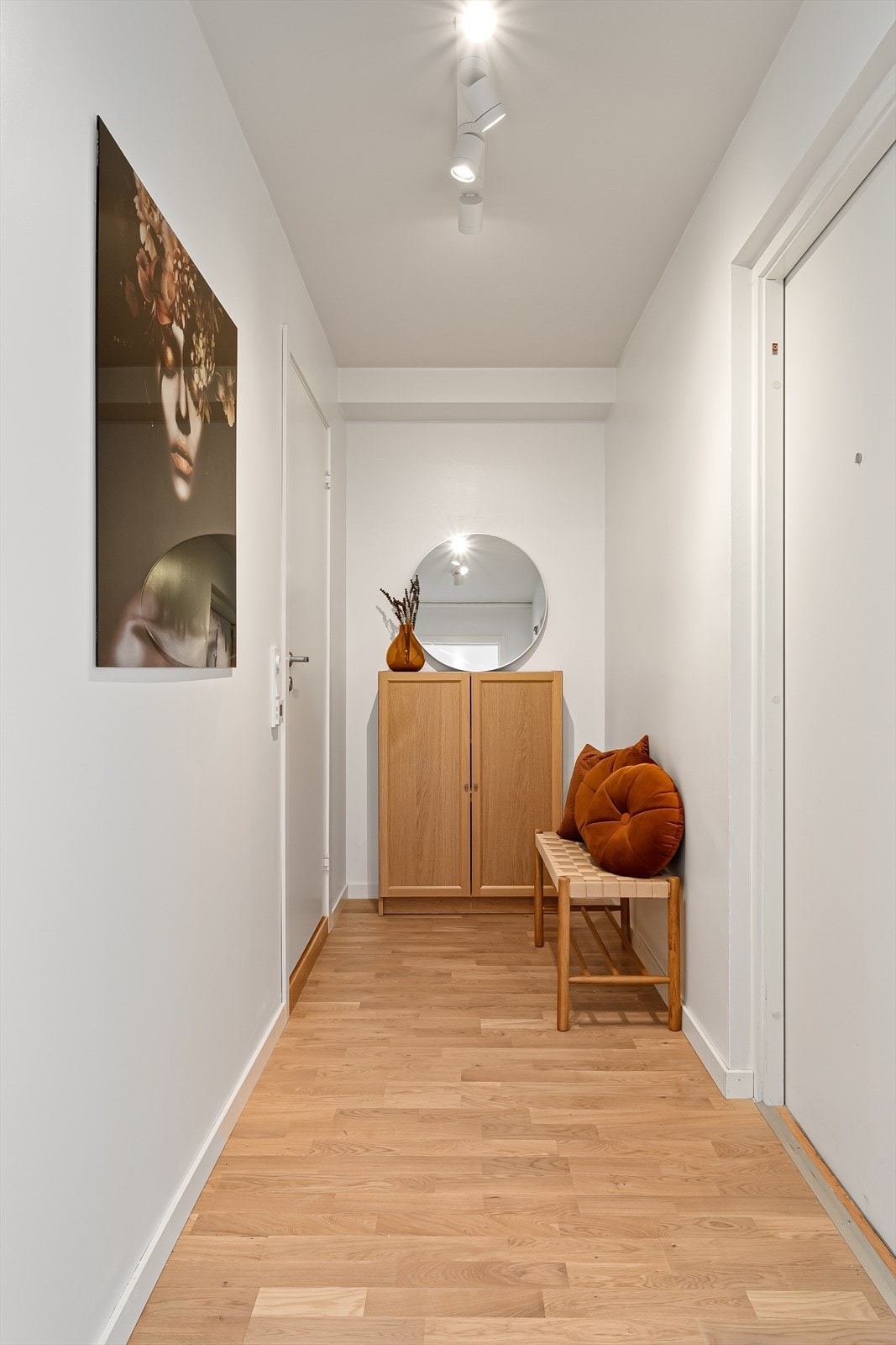 Romslig entré med god plass til møblement for oppbevaring Galleribilde