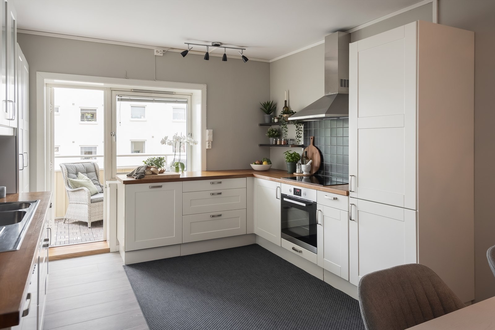 Kjøkkenet ligger adskilt og er et eget oppholdsrom på hele 17,5m². Galleribilde
