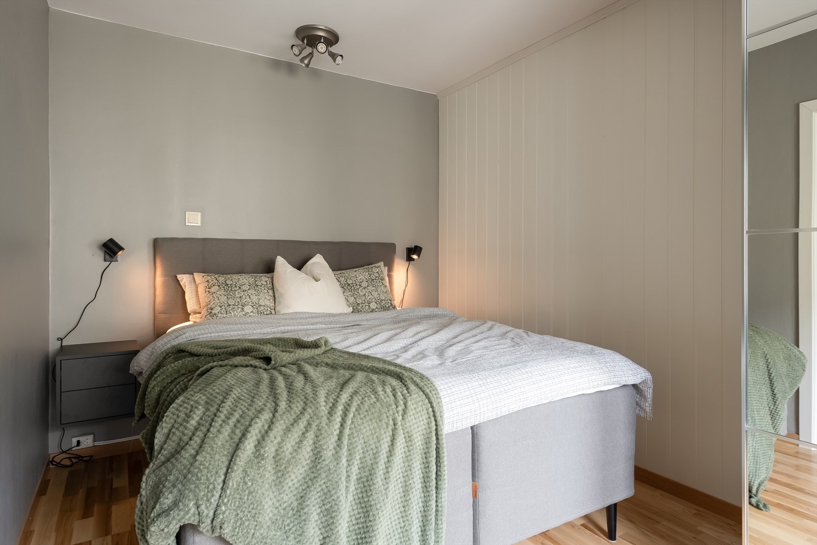 Delikat soverom ved stue på ca. 12m². Rommet ligger vendt mot gate uten gjennomgangstrafikk. Galleribilde