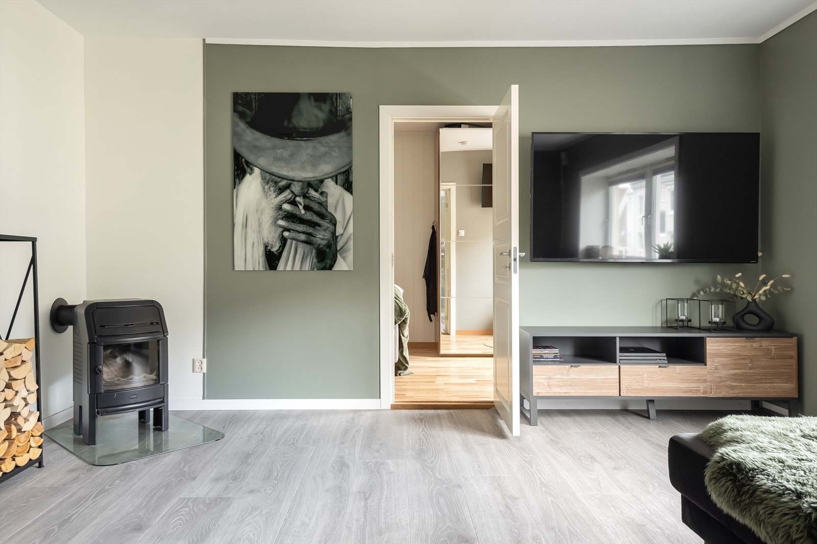 I stua er det egen vedovn som oppvarmingskilde. Pipa er nylig renovert i regi av borettslaget. Galleribilde