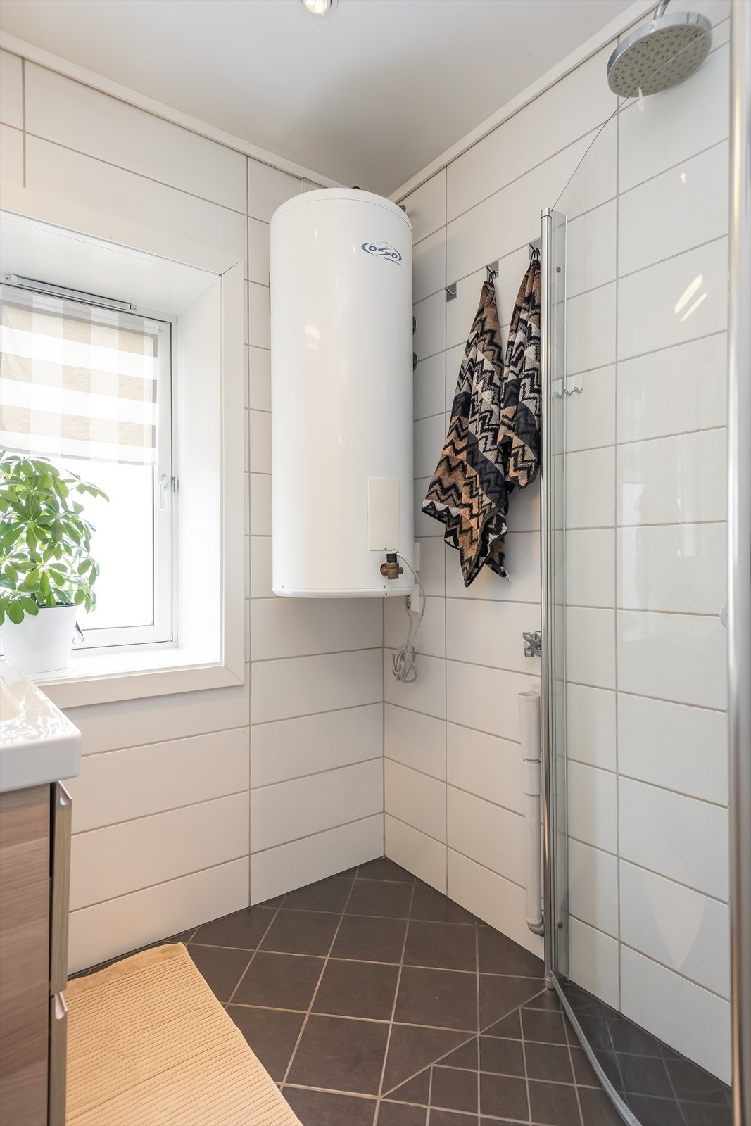 Badet er uten avvik og har fått TG1 fra takstmann. Oppvarmes med varmekabler i gulv. Galleribilde