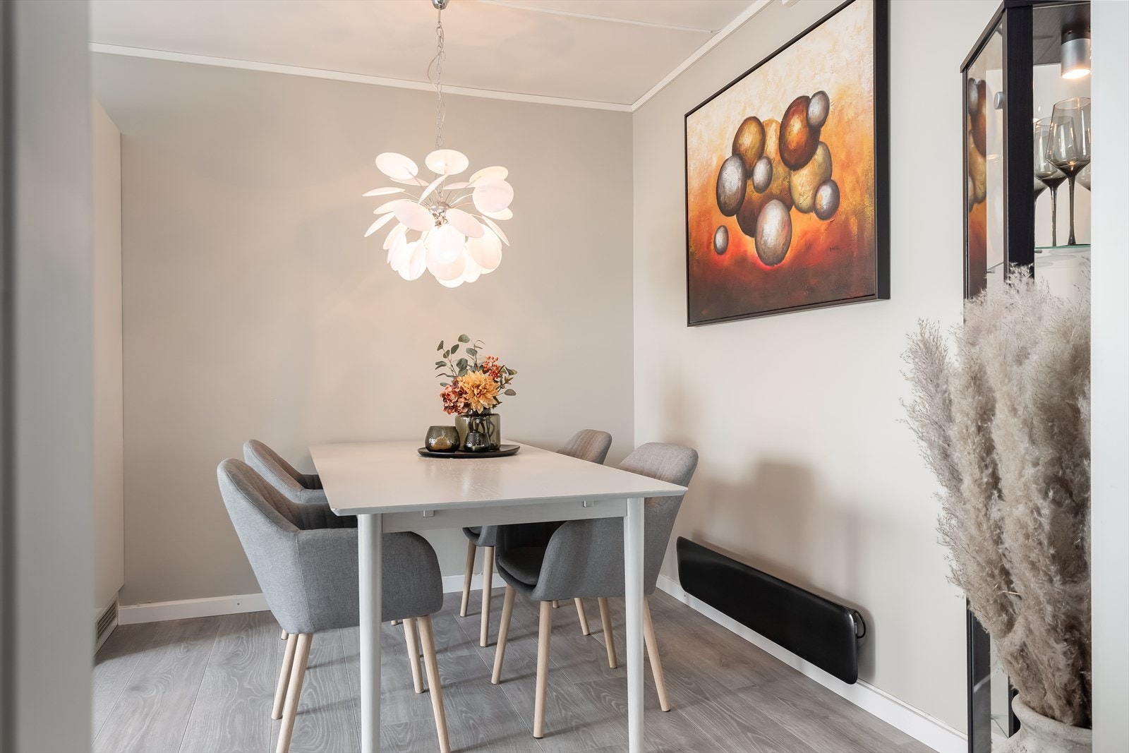 Det er god plass til spiseavdeling både på kjøkken og i stue. Galleribilde