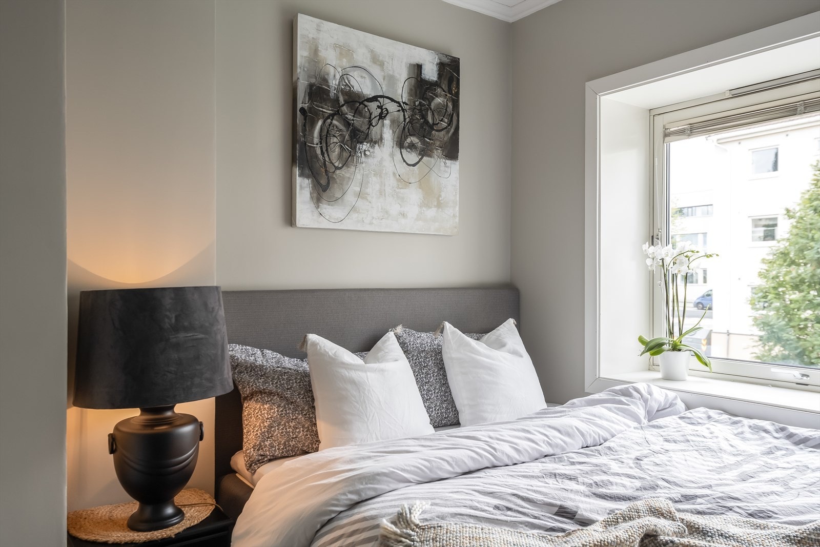 I likhet med øvrige rom holder soverommet et lekkert uttrykk med tidsriktige overflater. Galleribilde