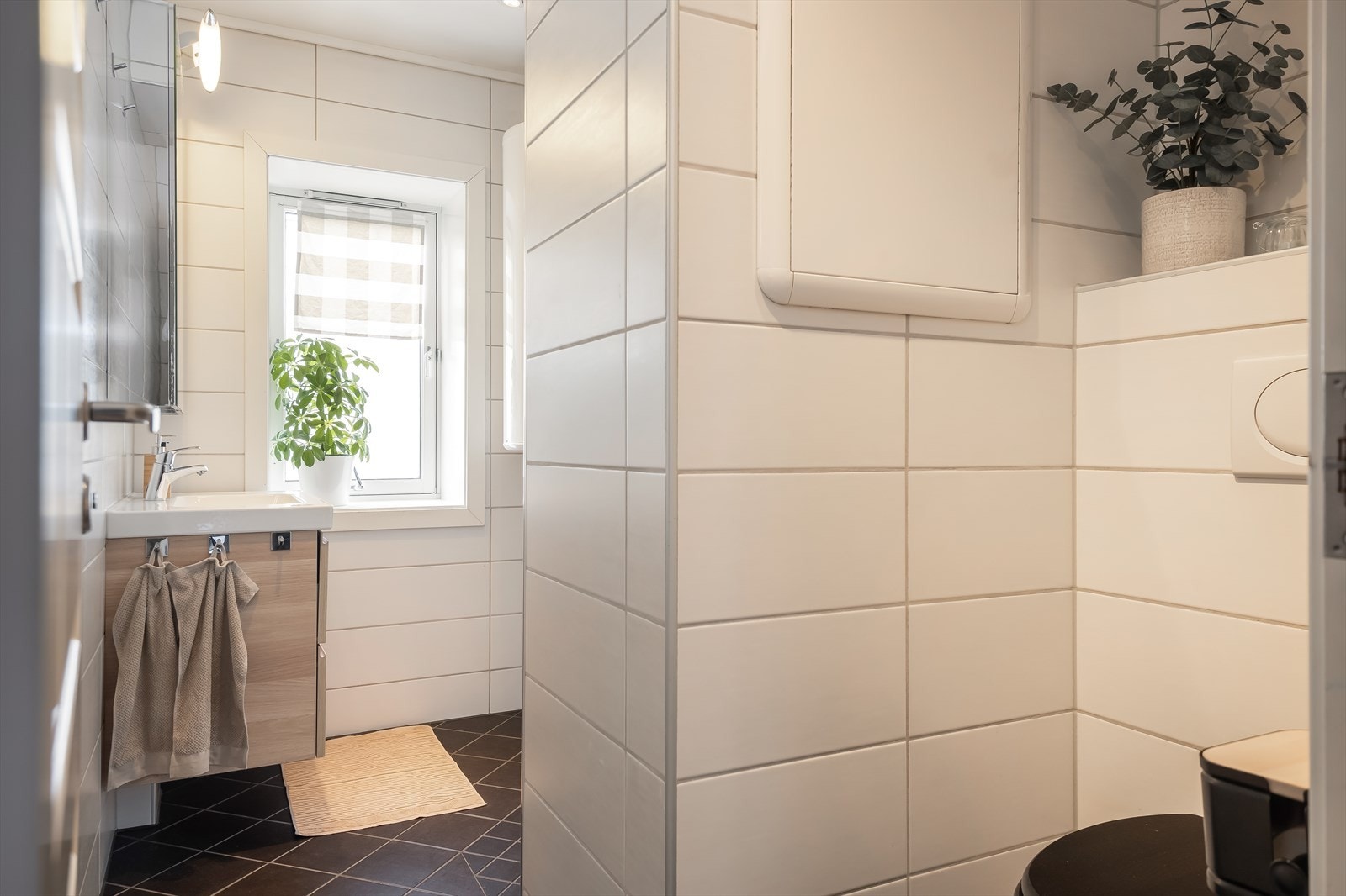 Lyst og lekkert bad renovert i 2013. Stilrent design med fliser på gulv og vegger. Galleribilde