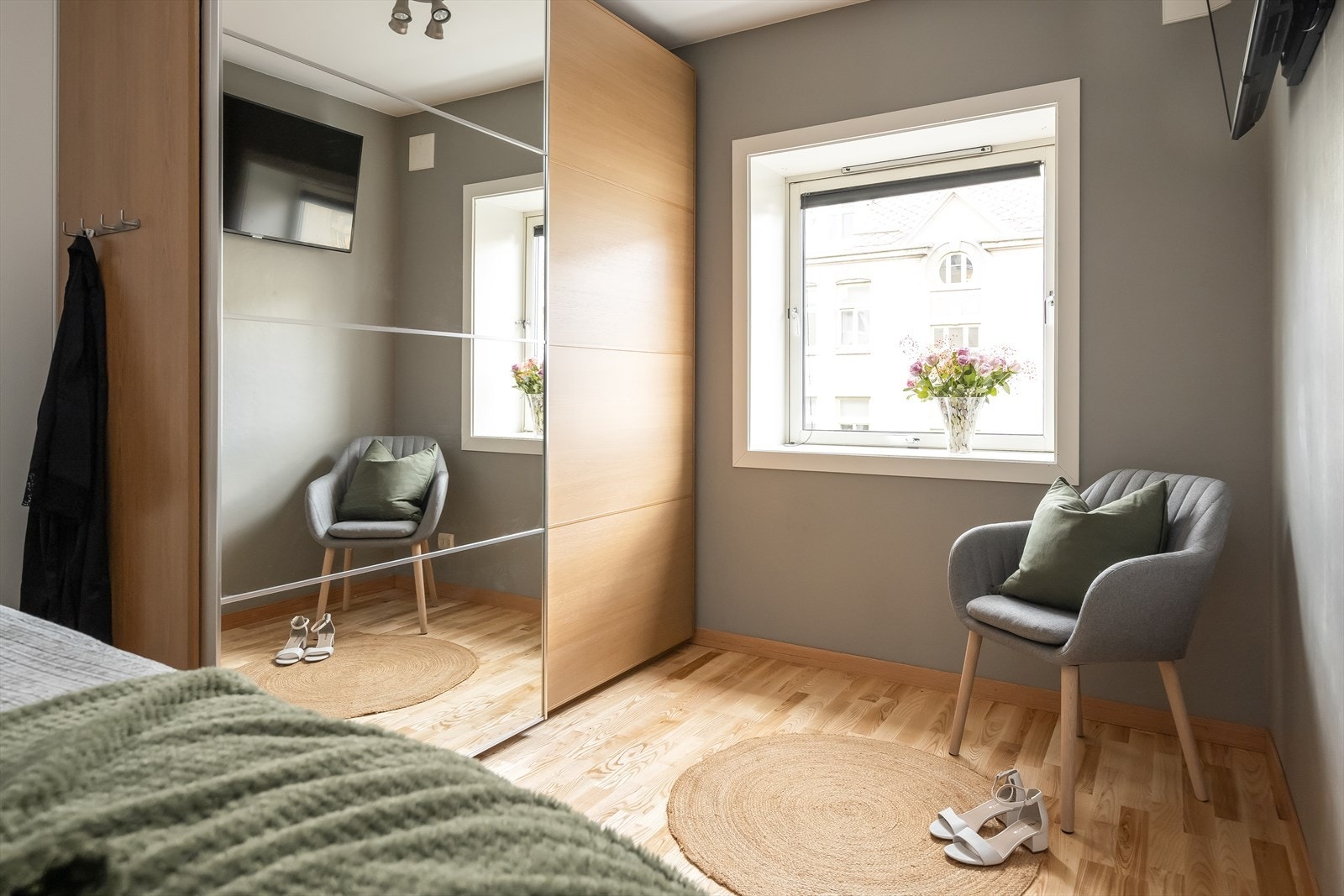 Med 12m² får man gode møbleringsmuligheter og rikelig med garderobeplass. Galleribilde