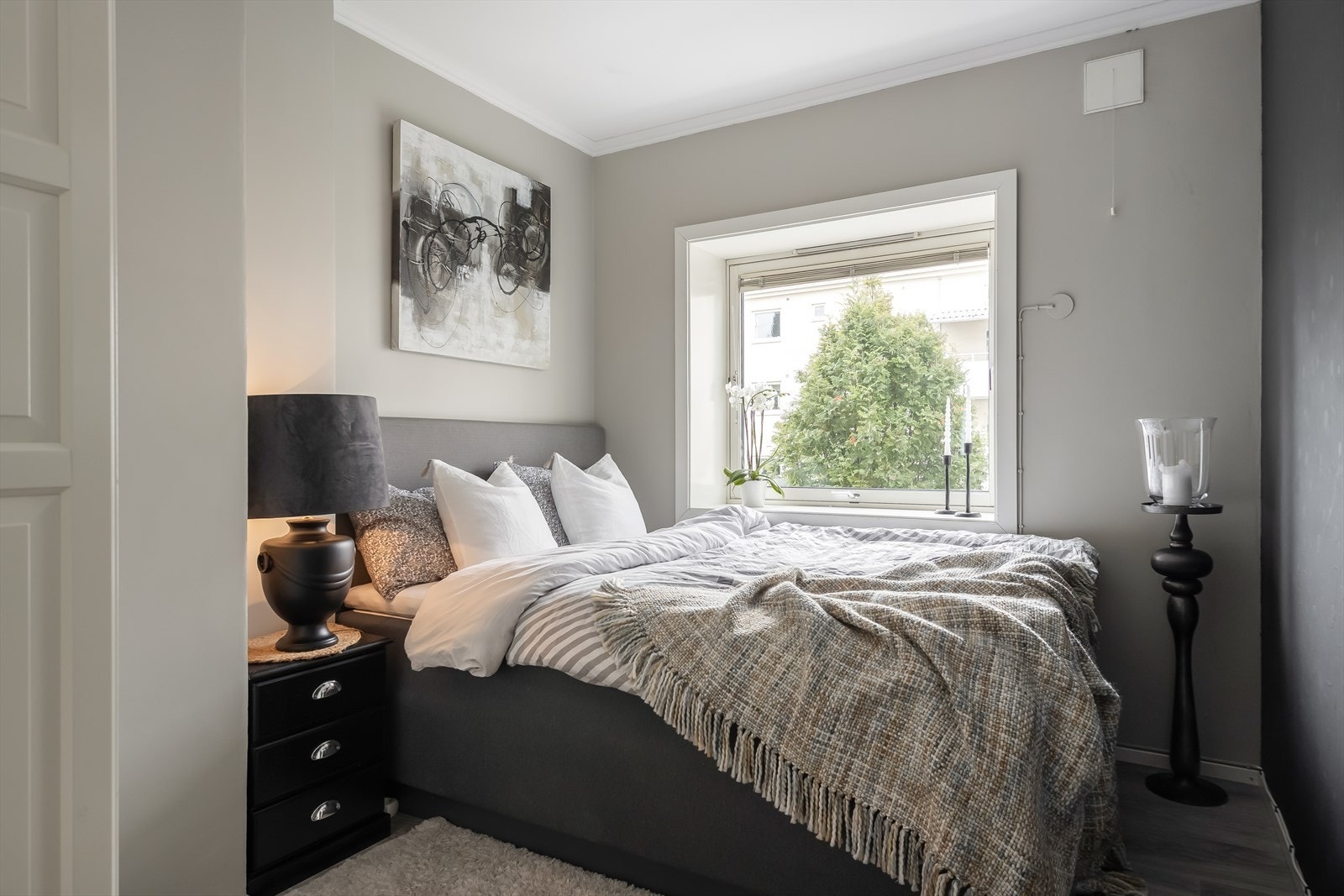 Det andre soverommet er på ca 7,5m² og ligger vendt mot rolig bakgård på borettslagets tomt. Galleribilde