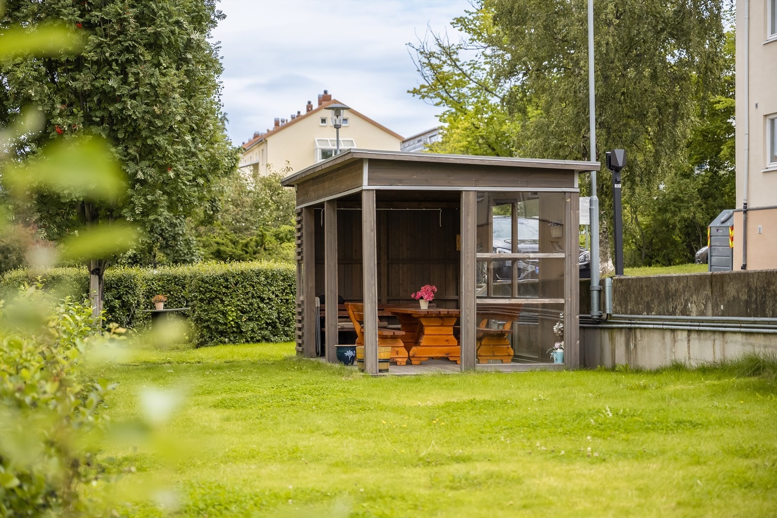 Borettslaget byr i tillegg på et flott hageparti rett utenfor døra. Her er det tilrettelagt for sosiale sammenkomster, grilling etc. Galleribilde