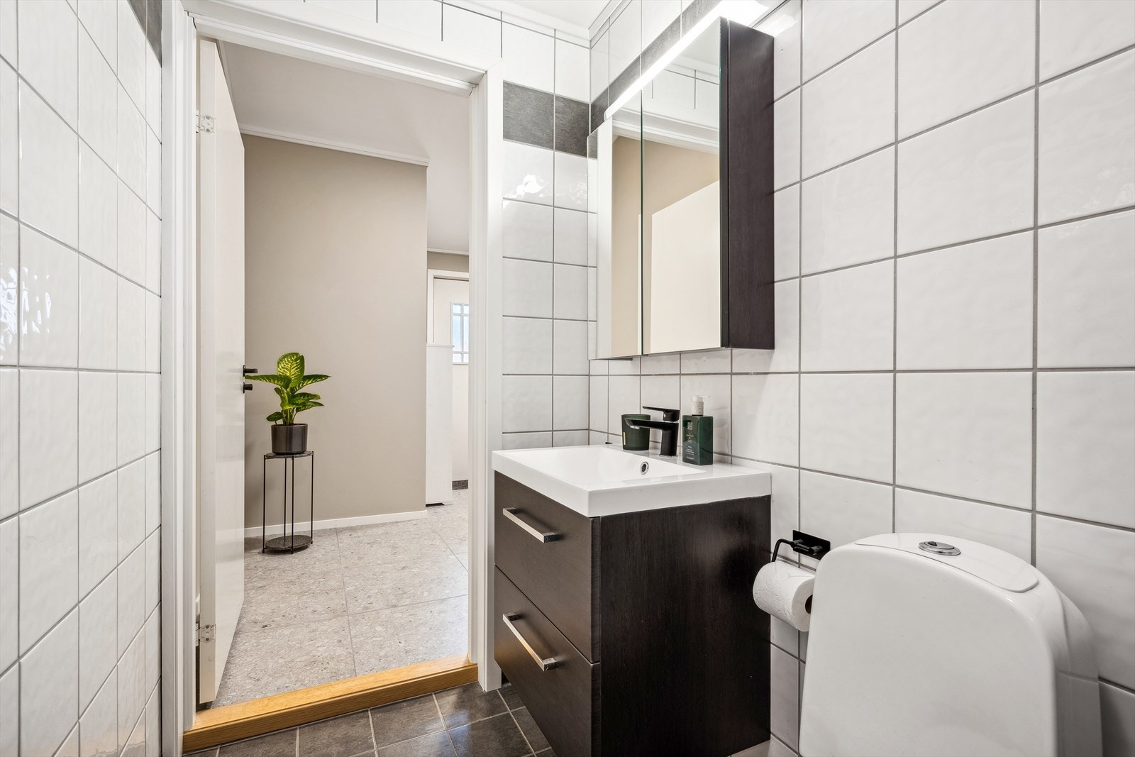 Badet ble bygget i 2011 og ytterligere oppgradert med ny baderomsinnredning, dusjkabinett og taklampe i 2024. Galleribilde