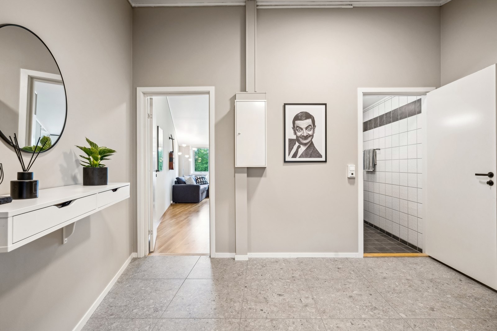 Entréen er oppgradert i 2024 med malte overflate i tidsriktige farger, nye 60x60 fliser og lagt varmekabler i gulv. Galleribilde