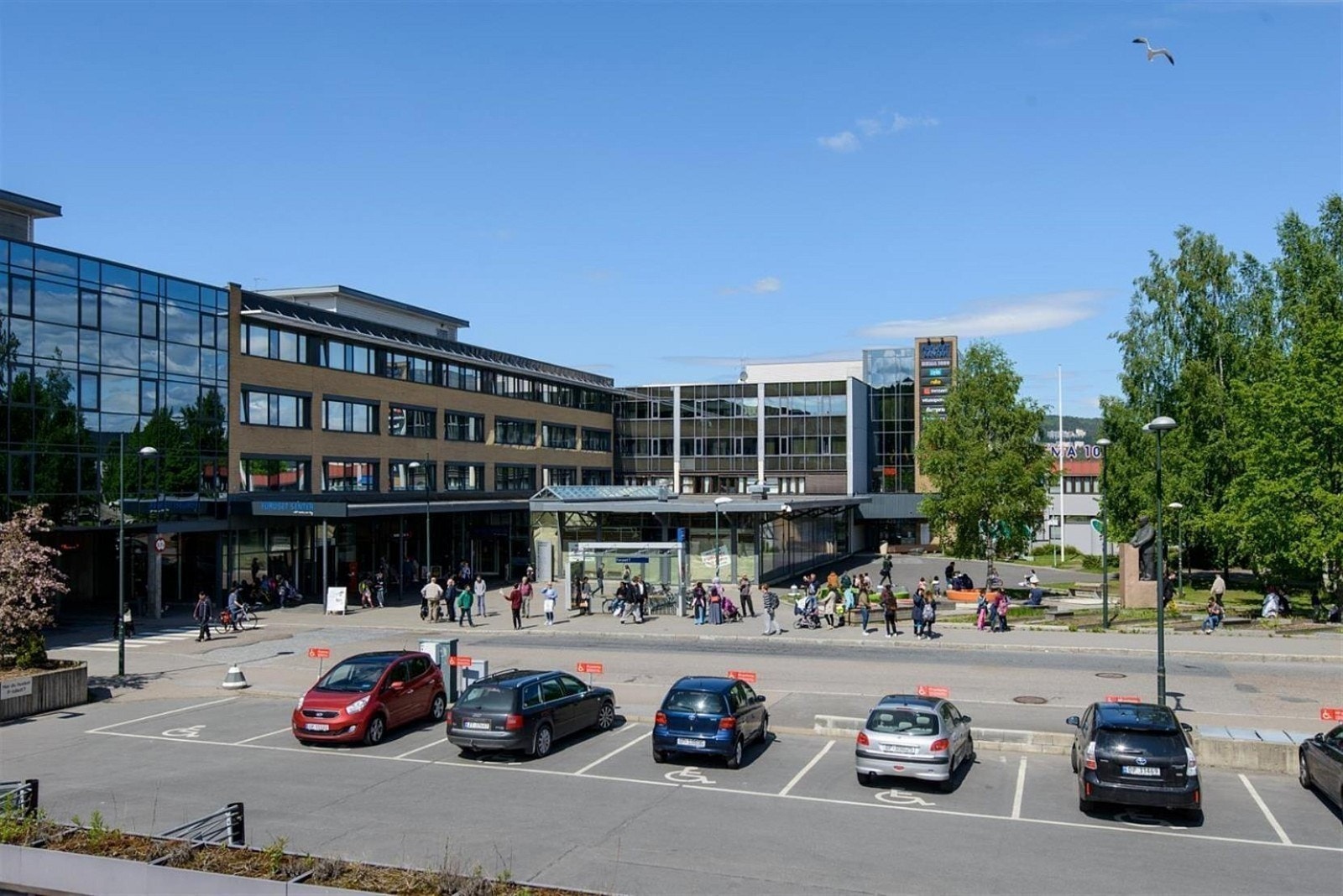 Furuset senter og Furuset T-bane - ca. 5 min gange fra boligen. Galleribilde