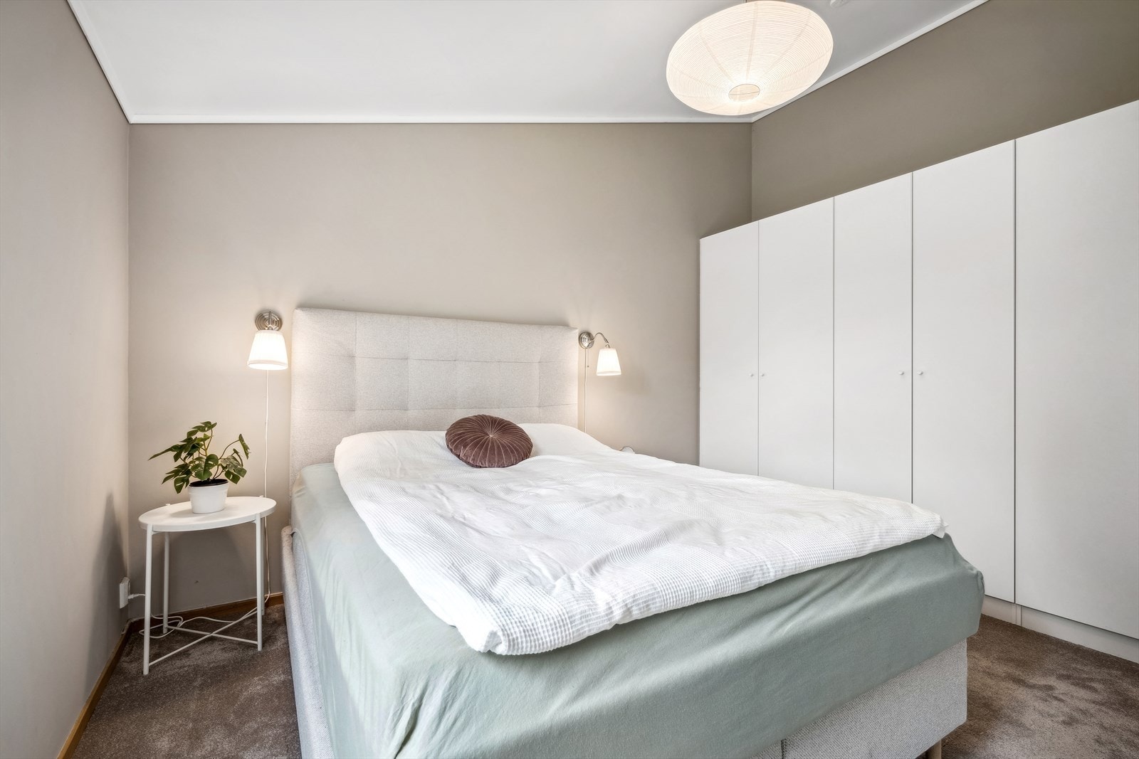 Leiligheten har et usjenert soverom med plass til stor seng, garderobeskap, nattbord og annet ønskelig møblement. Galleribilde