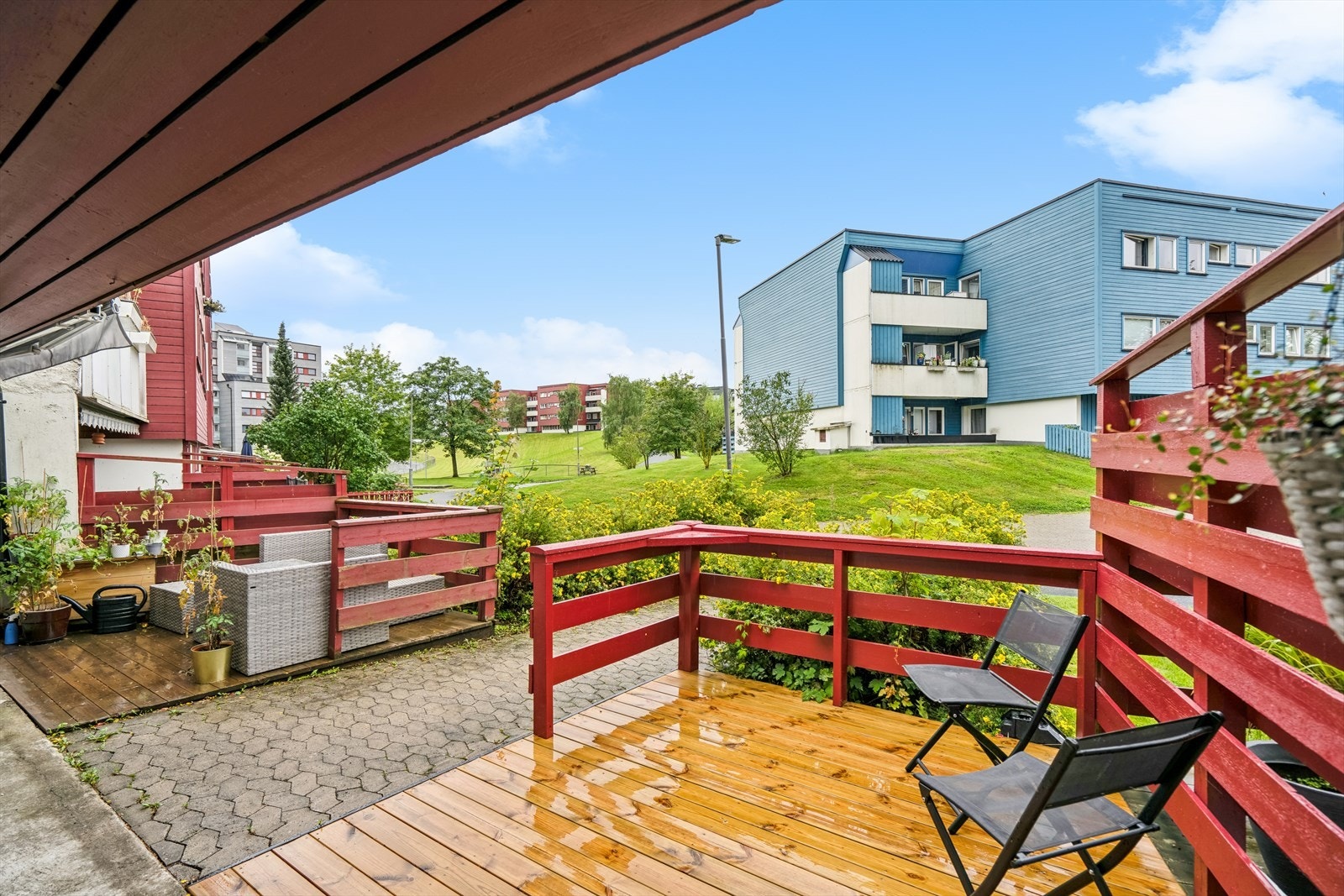 Leiligheten disponerer en hyggelig uteplass ved inngangspartiet på 7 kvm. Galleribilde
