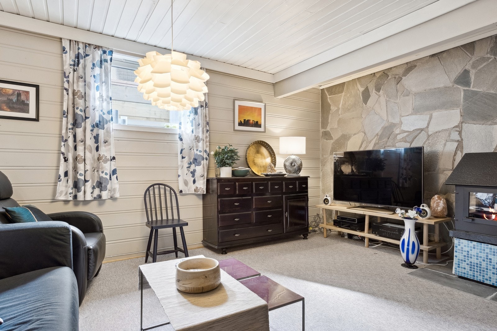 Stue med fin skifervegg. Galleribilde