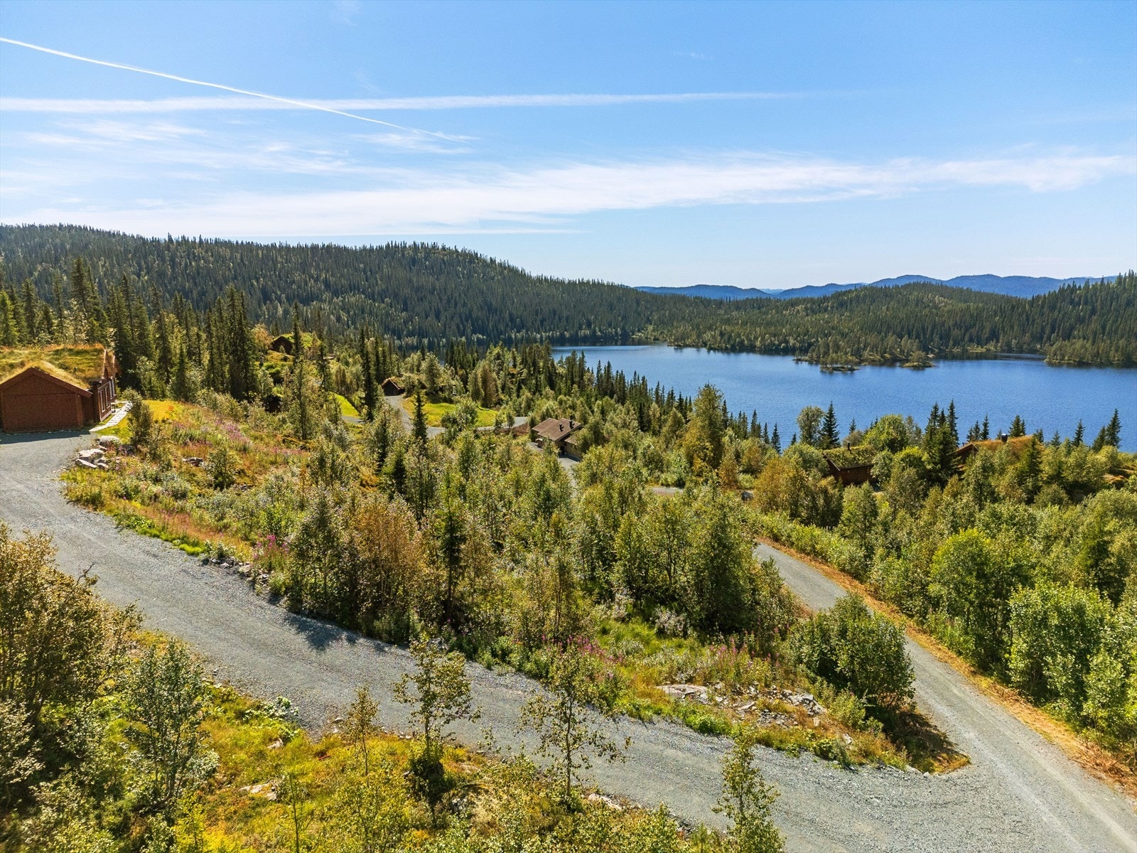 Breivatn hyttefelt ligger i et fjellområde som er kjent for sin flotte natur med mektig fjellparti og flere småvann Galleribilde