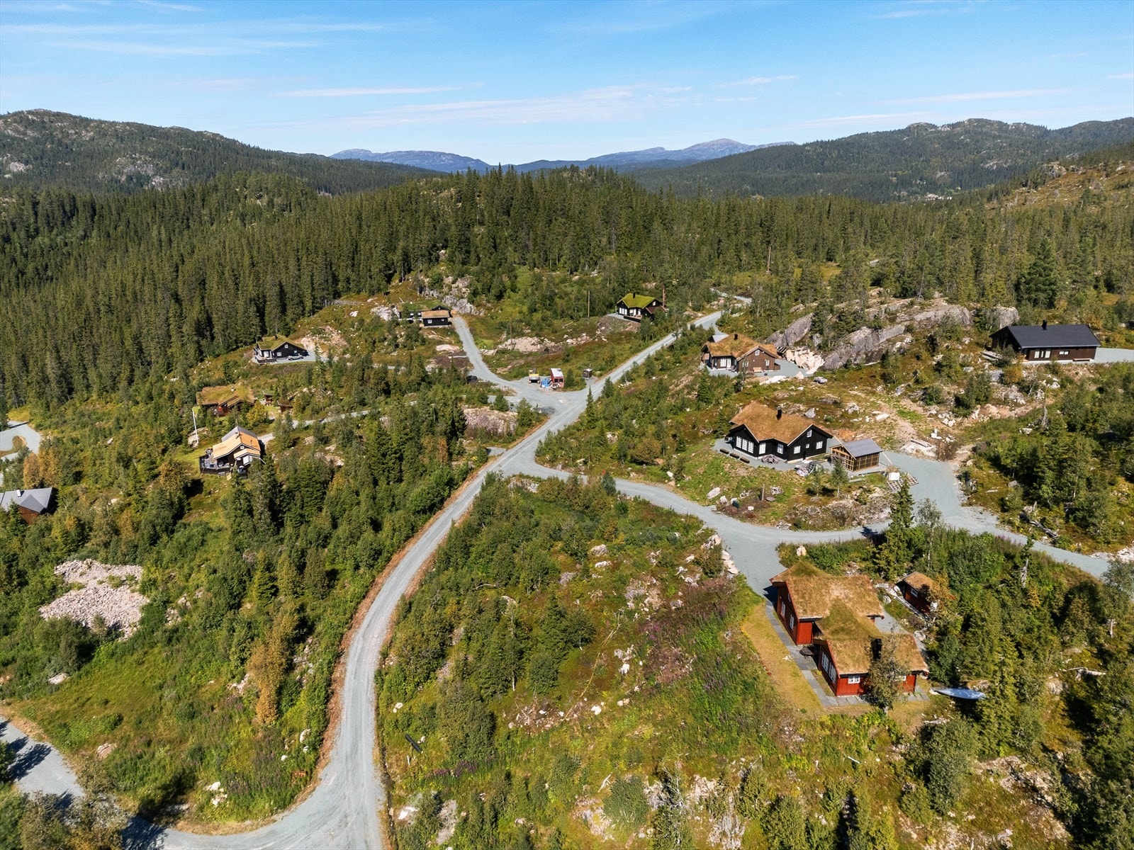 Fine turområder og bademuligheter sommerstid, samt oppkjørte skiløyper direkte fra hyttefeltet vinterstid Galleribilde