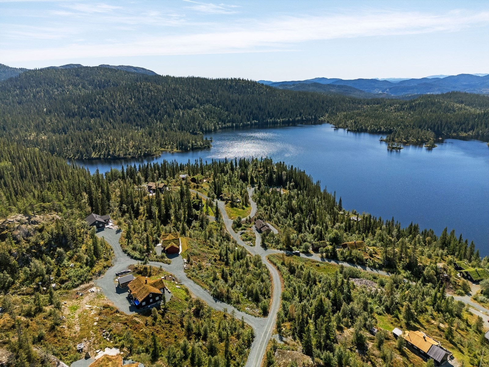 Tomten ligger fint til i naturskjønne omgivelser og med flott utsikt over Store Breivatn Galleribilde