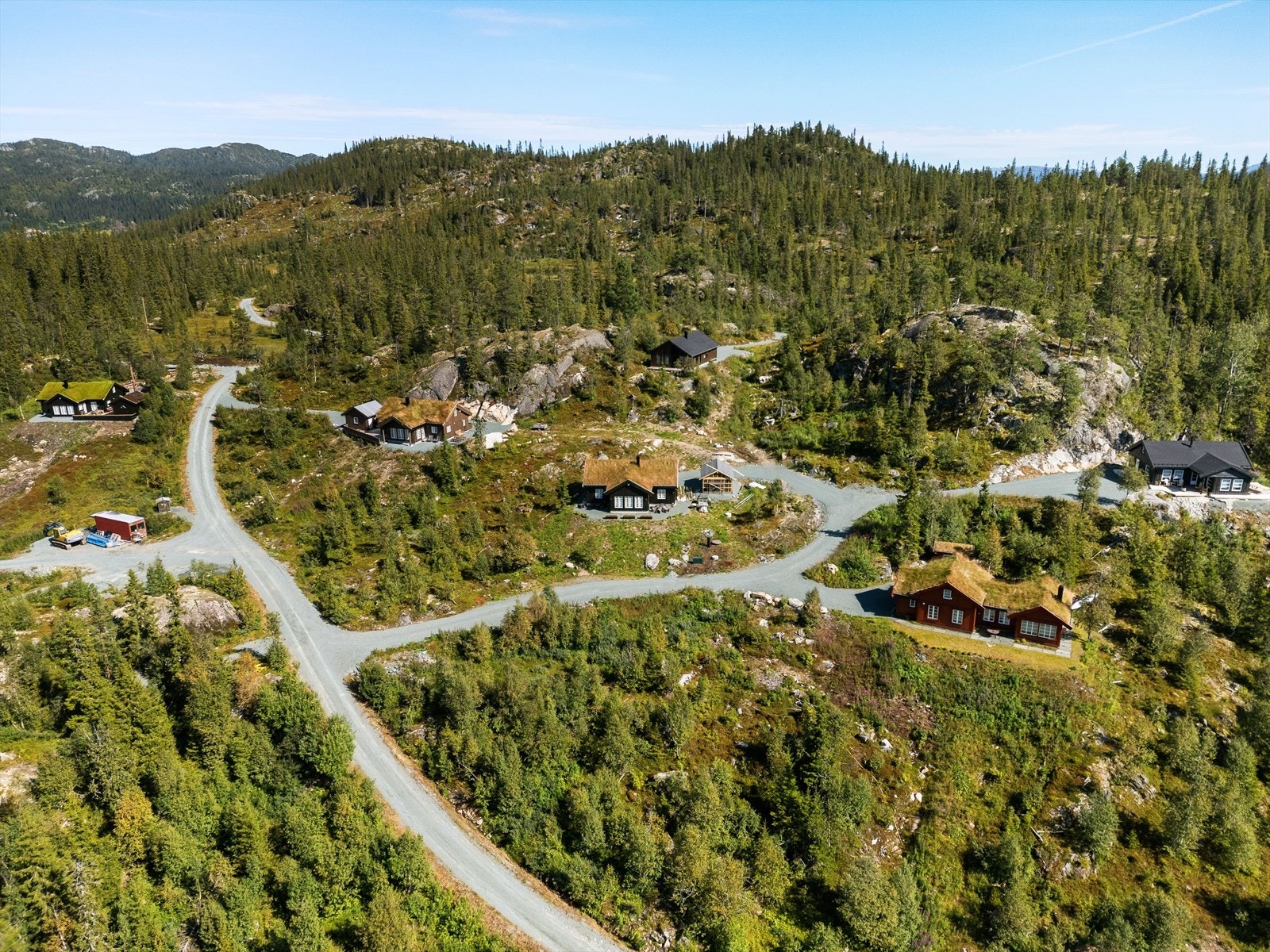 Området rundt tomta byr på vekslende og vakker natur, både om sommeren og om vinteren Galleribilde