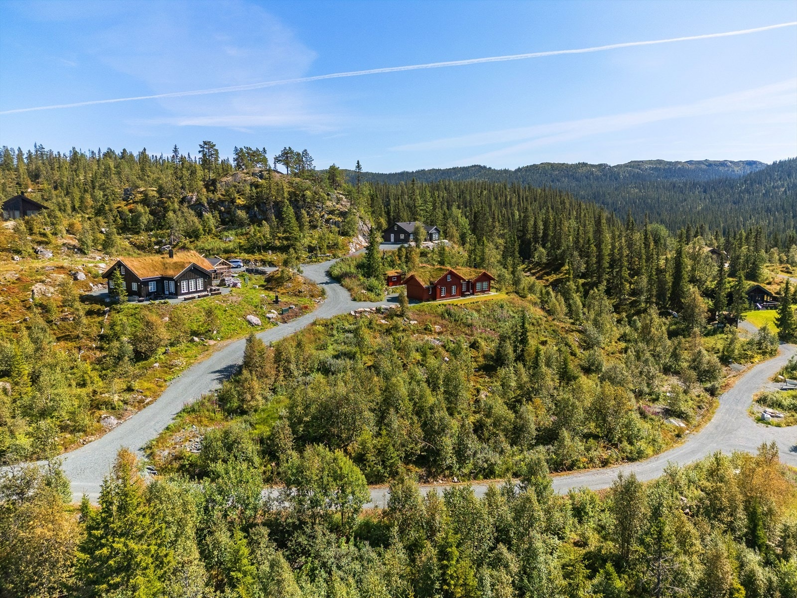 Her har man også nærhet til flere topper på over 1000 meters høyde, der de alle inviterer til mange flotte toppturer, og flere km med urørt natur Galleribilde