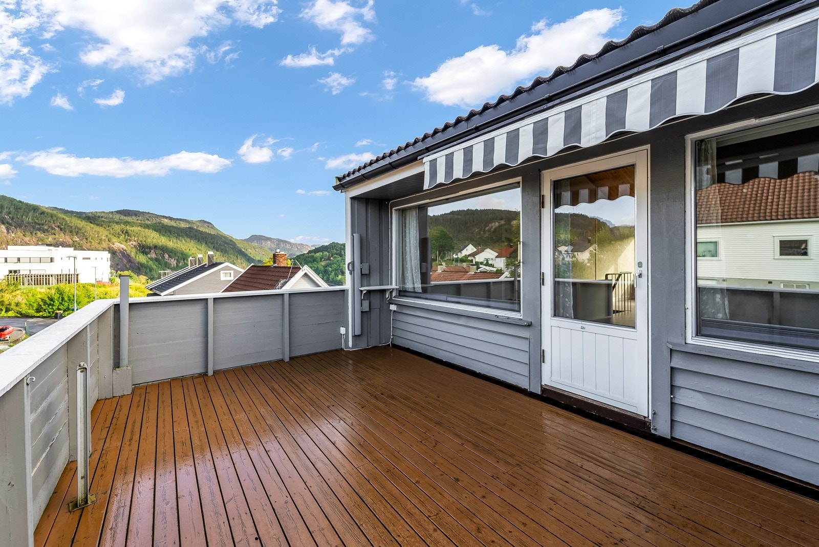 Romslig terrasse med mye sol. Galleribilde