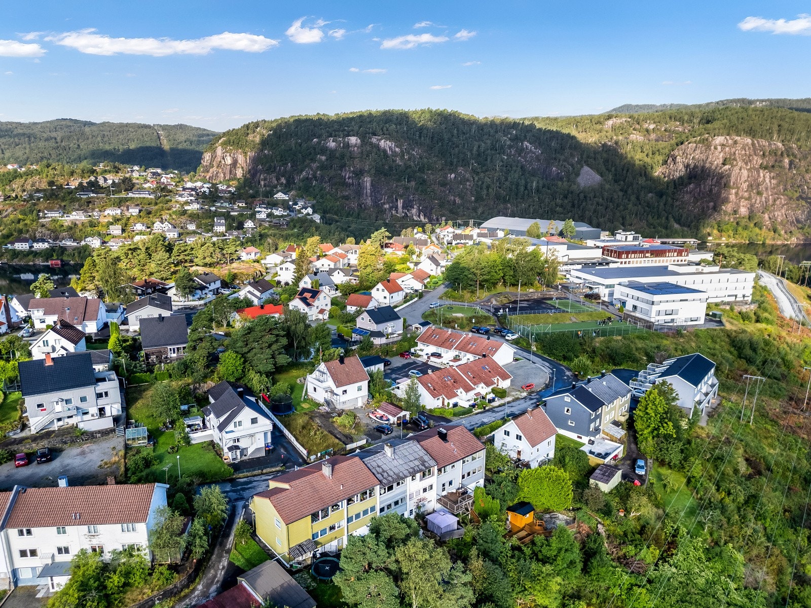 Fra boligen er det kort vei til alt byen kan by på! Kun en drøy kilometer fra sentrum. Galleribilde