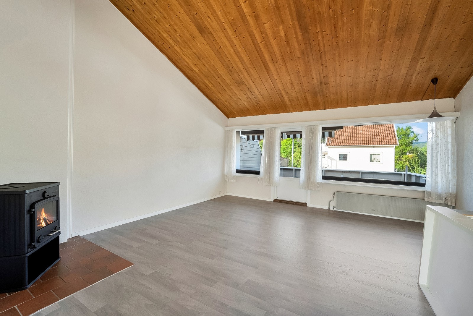 Koselig vedfyrt peis som gir en god varme. Moderne laminatsgulv og lyse vegger. Galleribilde