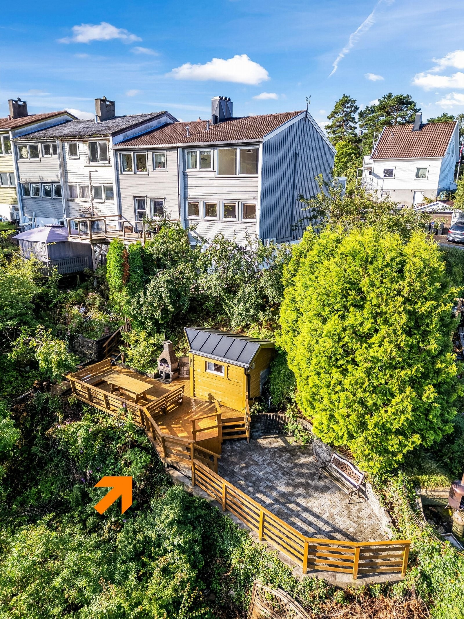 Relativt stor tomt med en koselig og usjenert utestue. Galleribilde