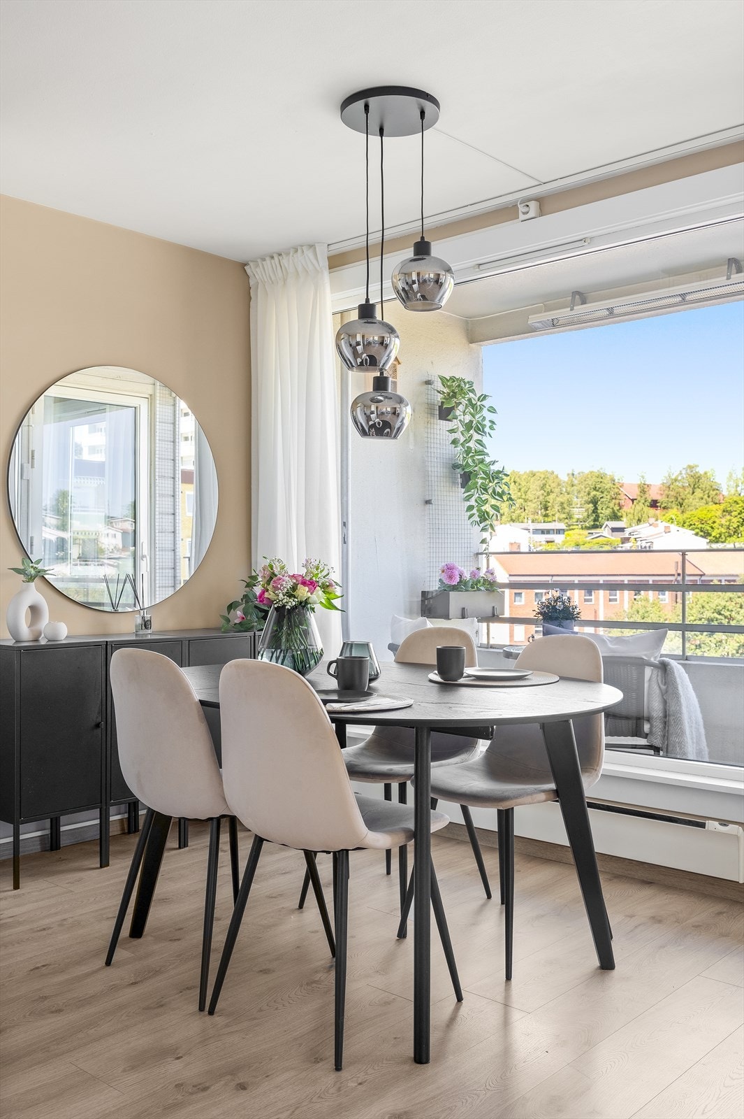 Fin plass til et spisebord i forbindelse med kjøkkenet. Galleribilde