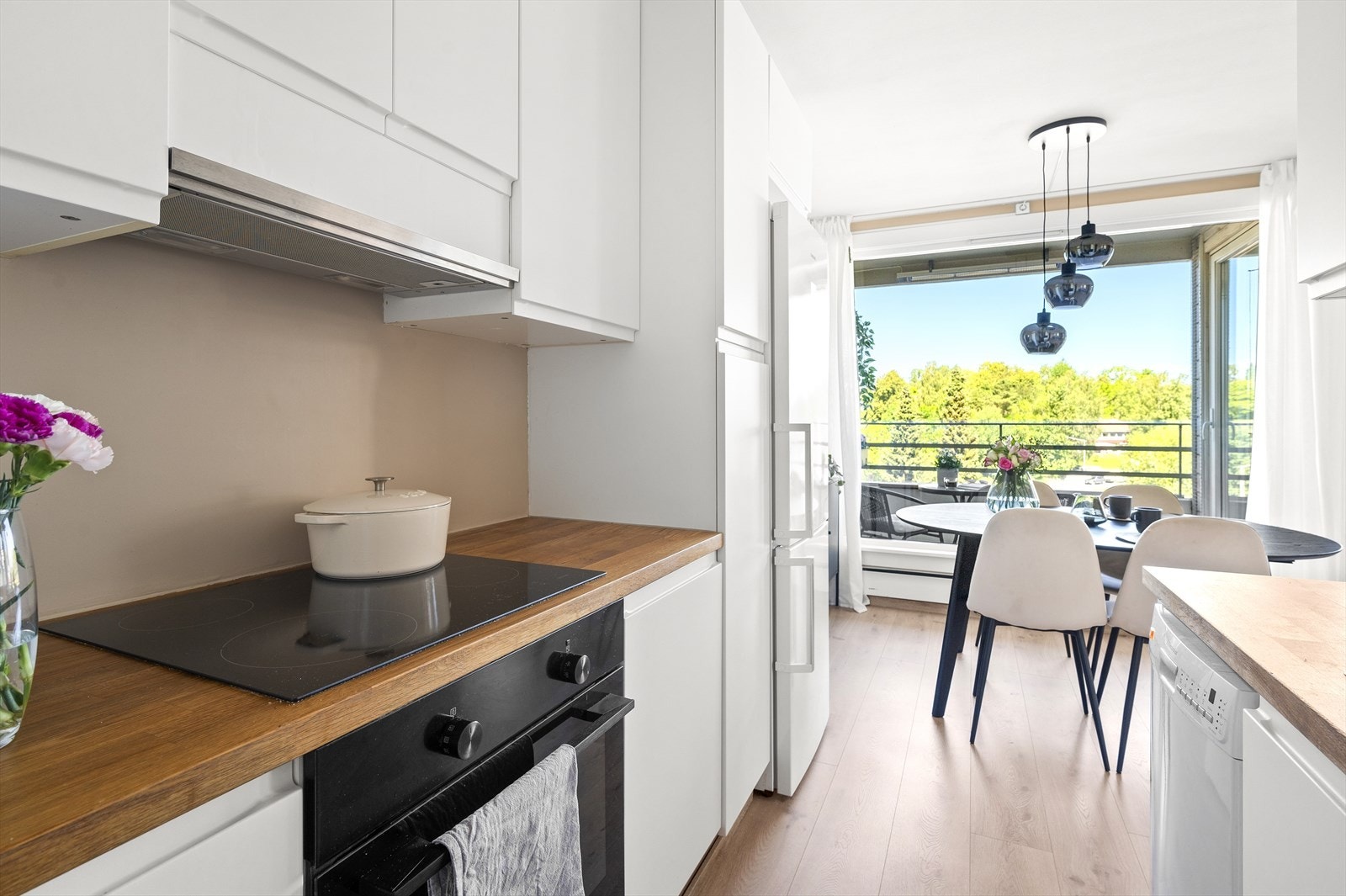 Videre er kjøkkenet utstyrt med integrert stekeovn, induksjonstopp. Det er opplegg for frittstående oppvaskmaskin og kjøl/frys. Galleribilde