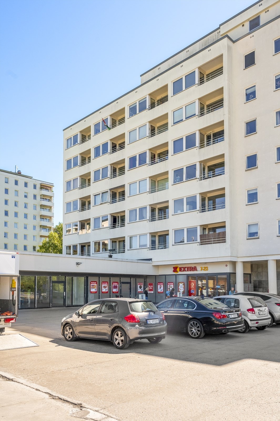 Sentral beliggenhet med matbutikk og offentlig kommunikasjon rett utenfor døren. Galleribilde